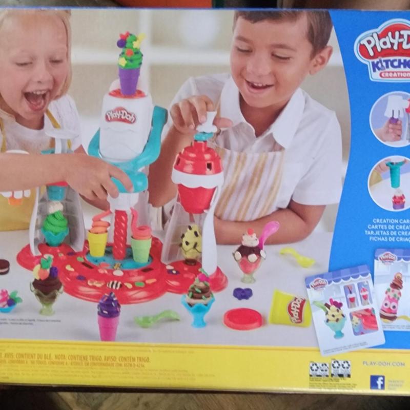 Play-Doh Kitchen Creations Ultimate Swirl Ice Cream Maker Food Set - New